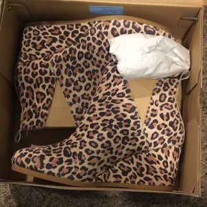 New with tags Toms desert tan leopard print suede wedges sz. 10